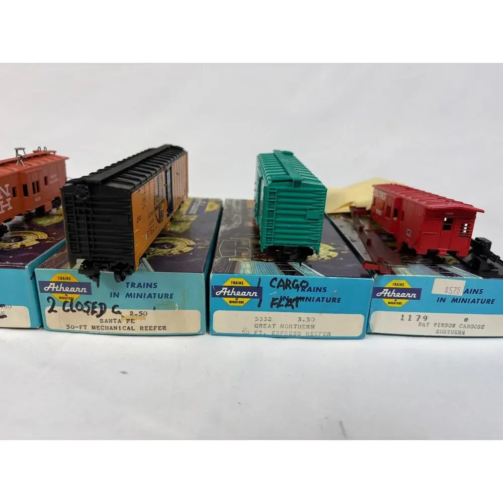 Athearn Ho Scale Lot Of 7 Freight Cars Mixed Roads Box Reefer Tank Caboose